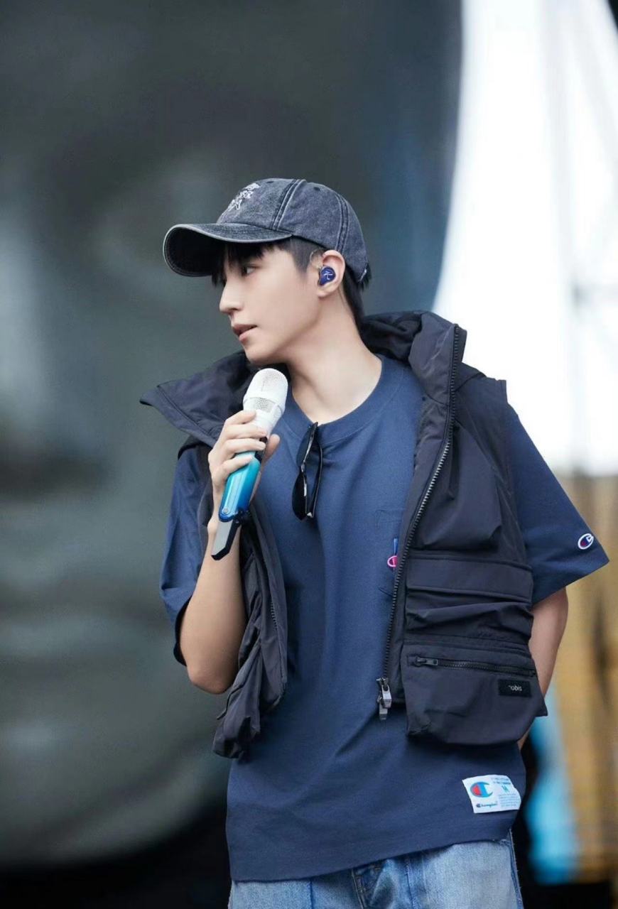 王俊凯彩排花絮新鲜出炉~[期待] 呜呜蓝色的k标耳返,蓝白色渐变话筒