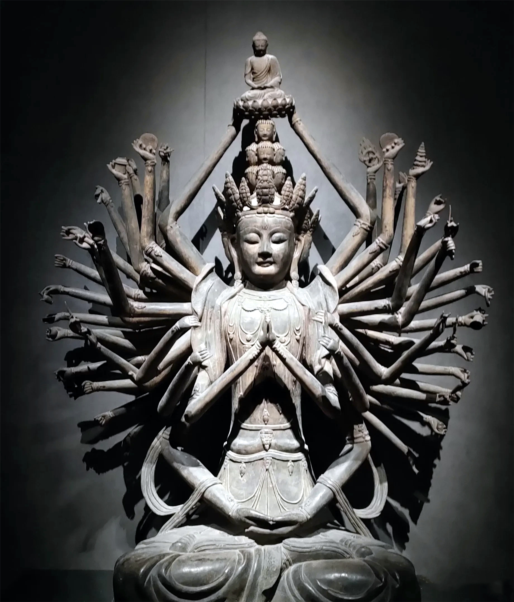 千手观音又称千手千眼观世音,千眼千臂观世音,是我国民间信仰的四大