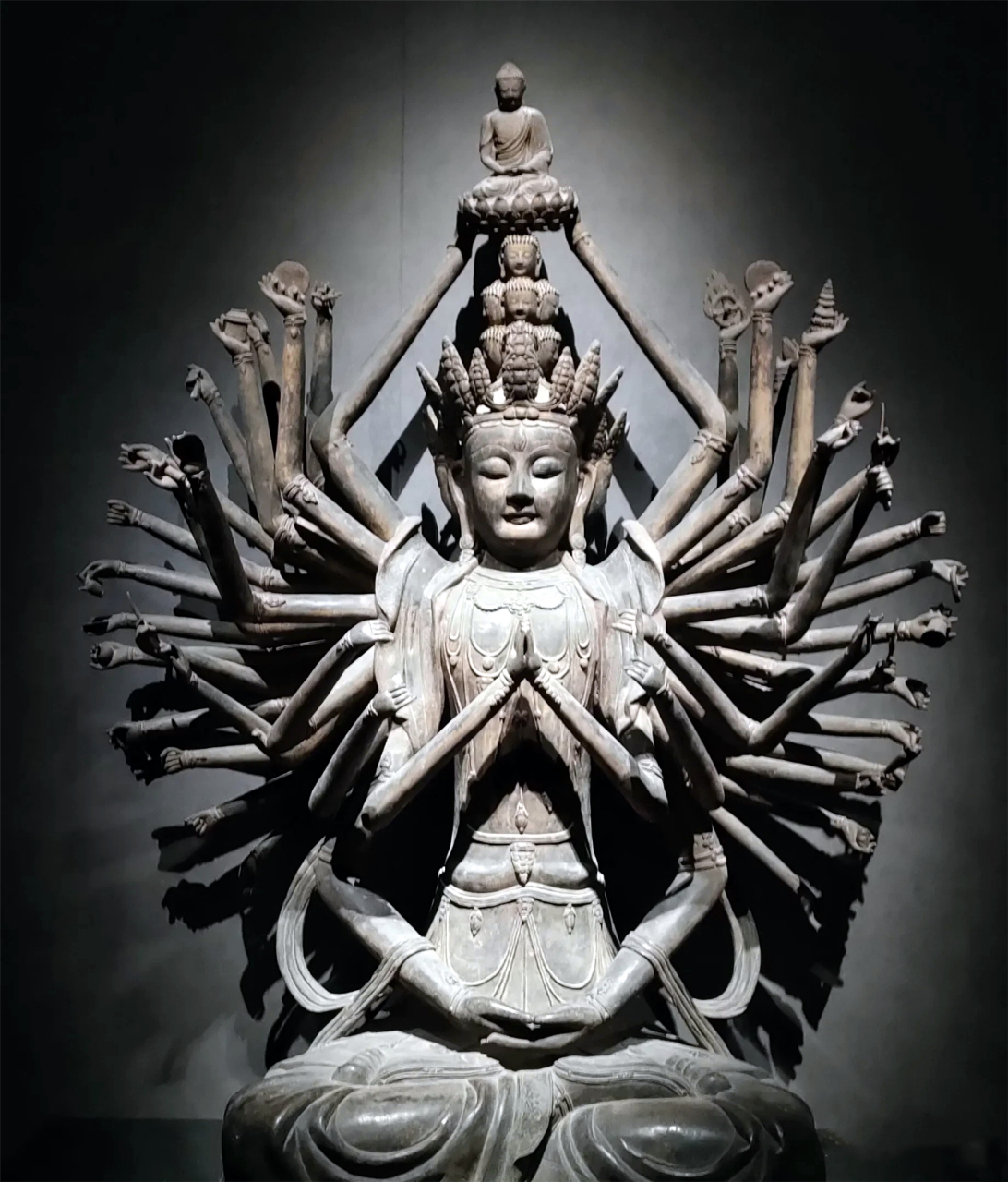 千手观音又称千手千眼观世音,千眼千臂观世音,是我国民间信仰的四大