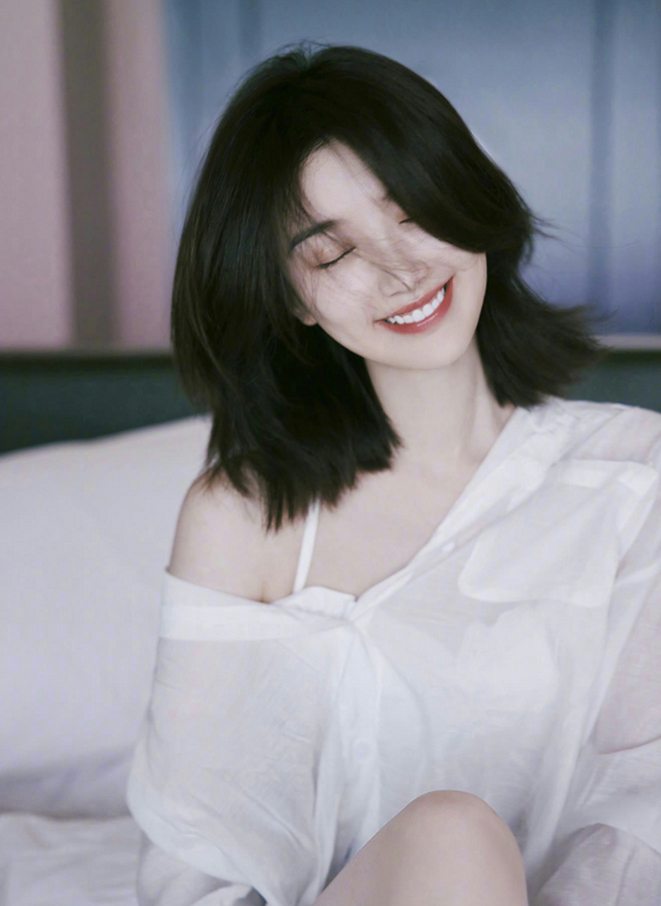 毛晓彤的露肩衬衣