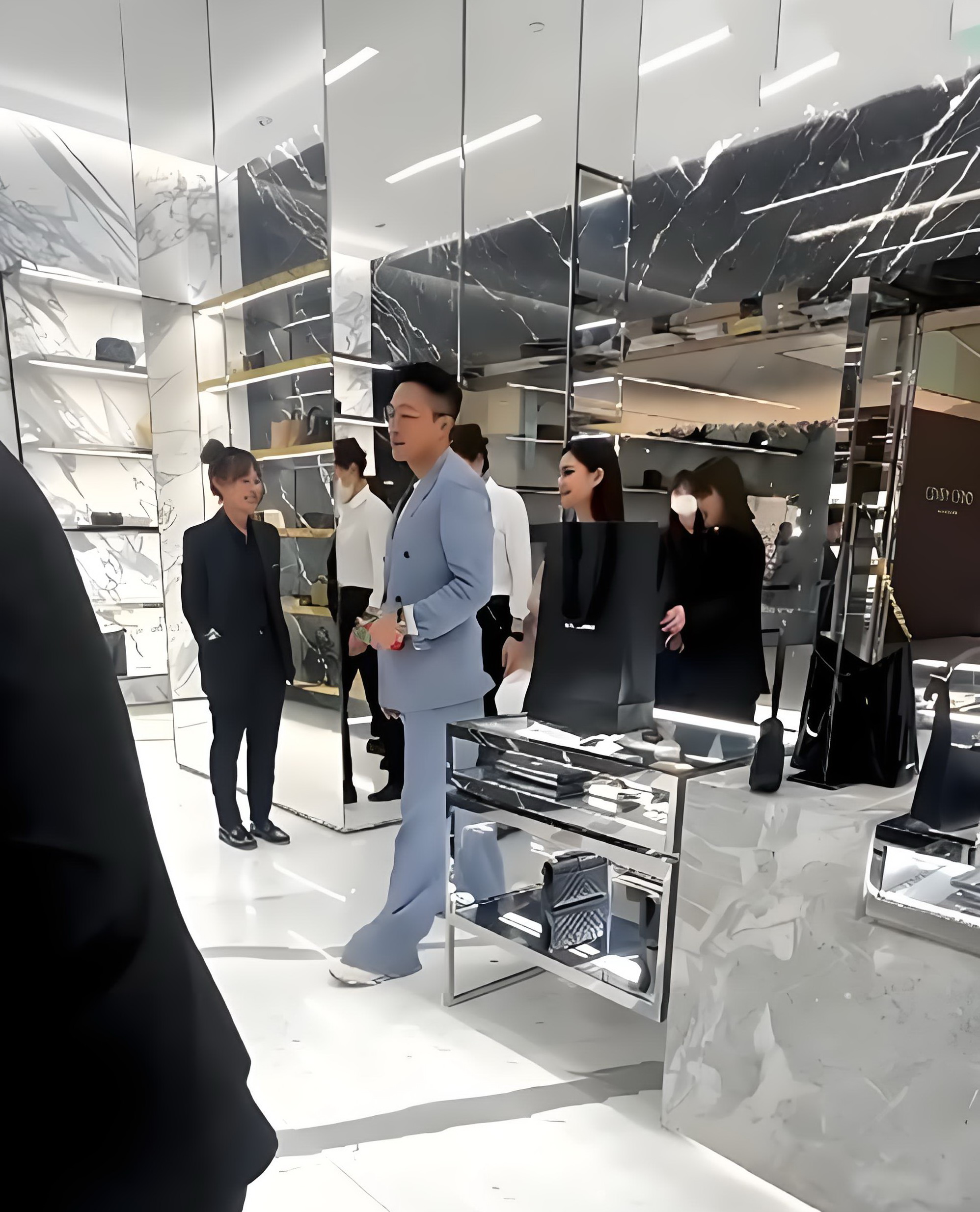 汪汪在北京的豪宅一直保留着大s的奢侈品后来那里就变成了一个样品间