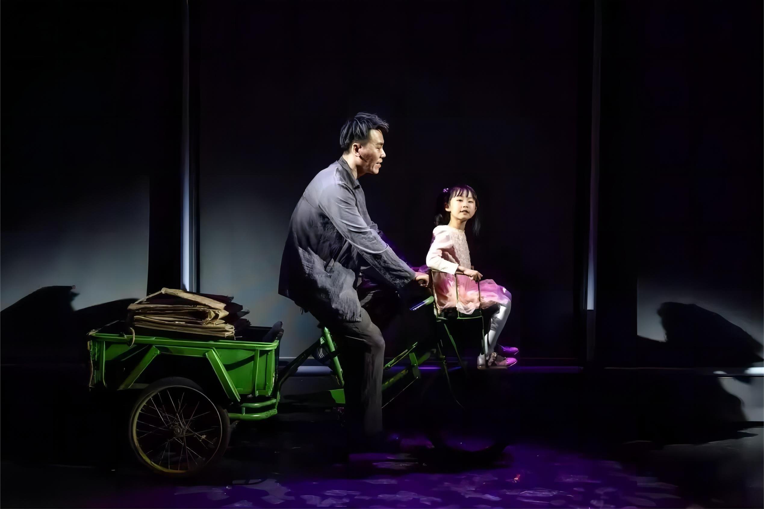 原唱酒干倘卖无老头骑着三轮车拉着小女孩收酒瓶的视频搭错车电影剧照