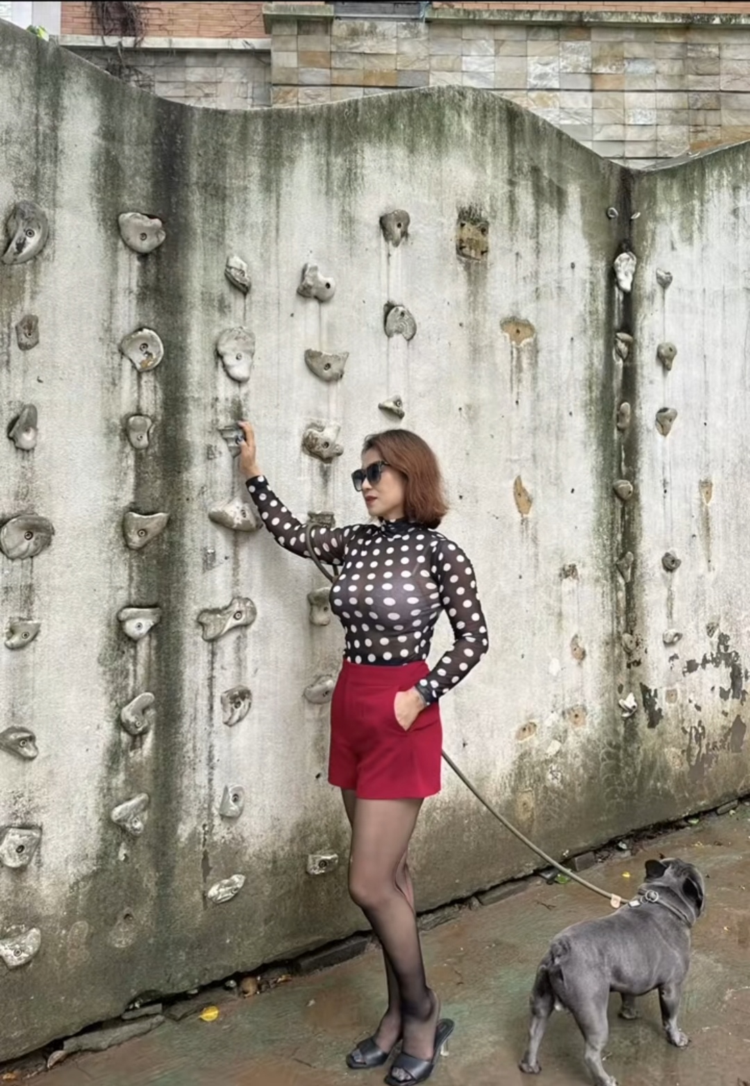 身材保持得还不错风韵犹存的大姐