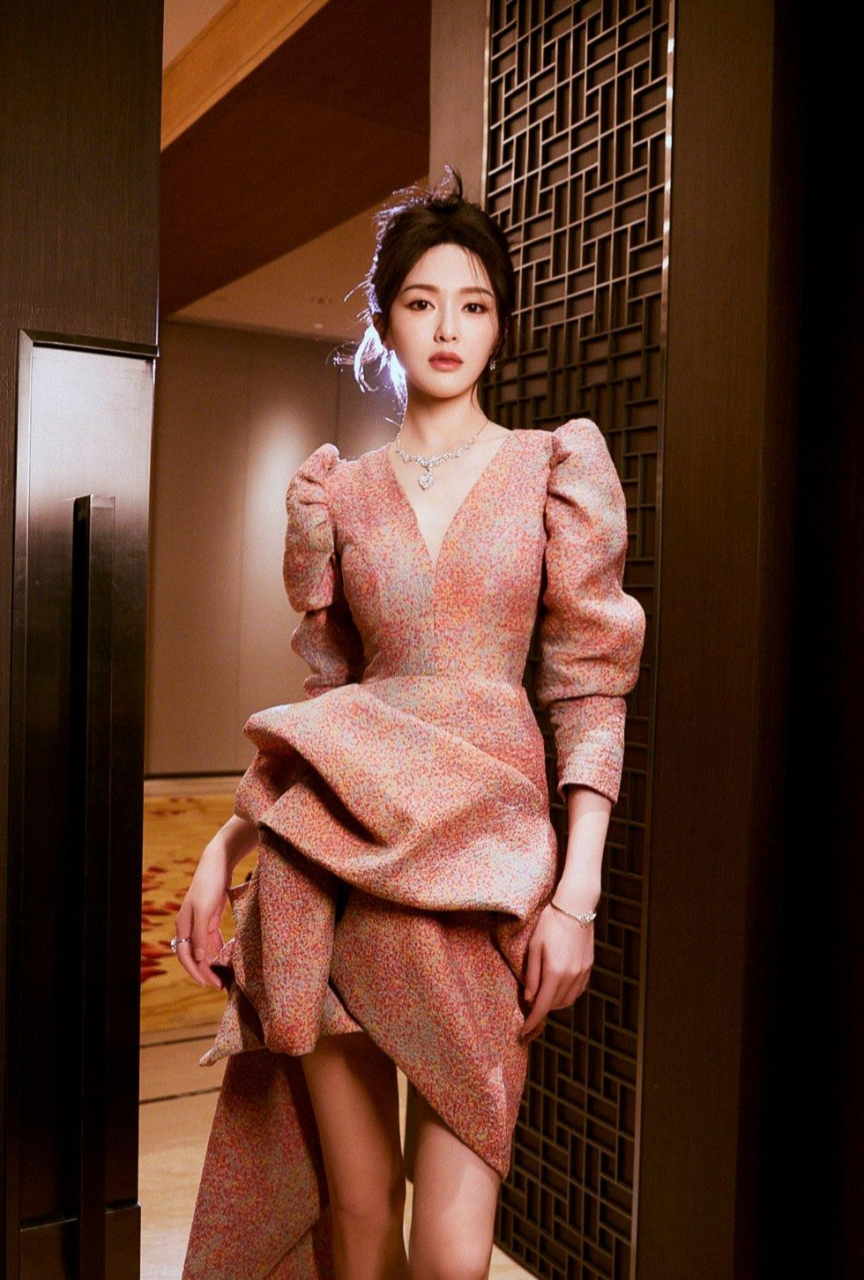 唐嫣的状态也太好了,一袭粉色系花裙,时尚精致,明艳动人!