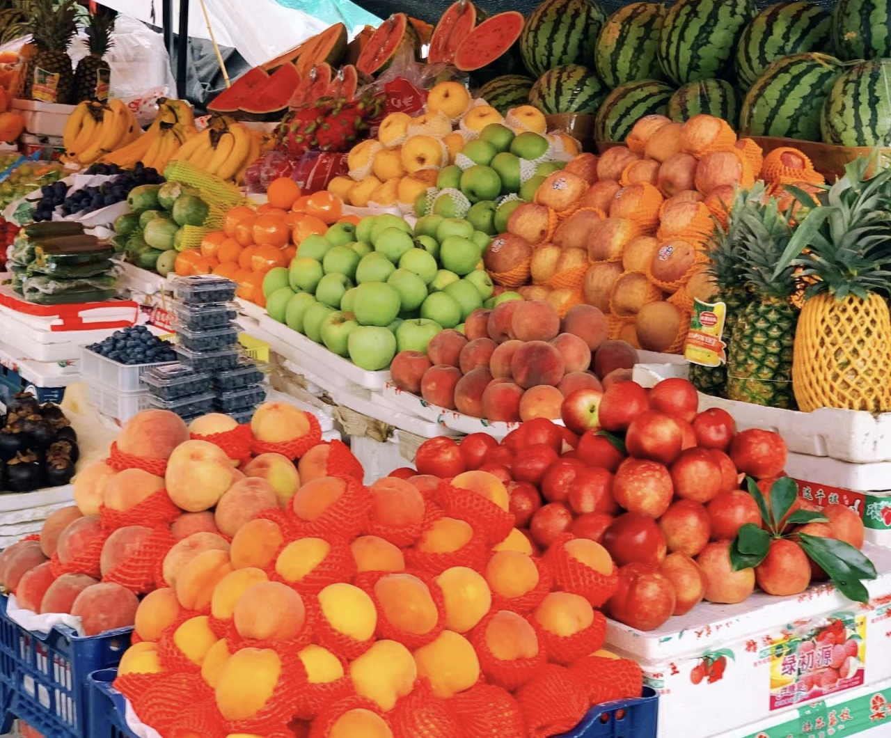 昨天,我路过老妈的水果摊,想着顺手拿个苹果吃