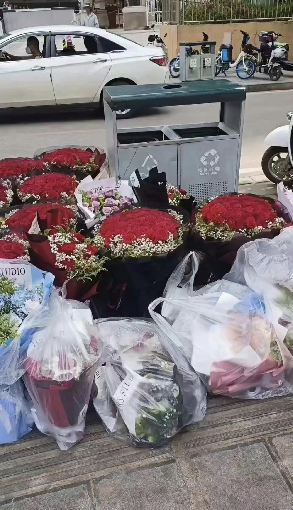 520垃圾桶居然装满了这么多鲜花,到底都是些什么人送的,又是什么人扔
