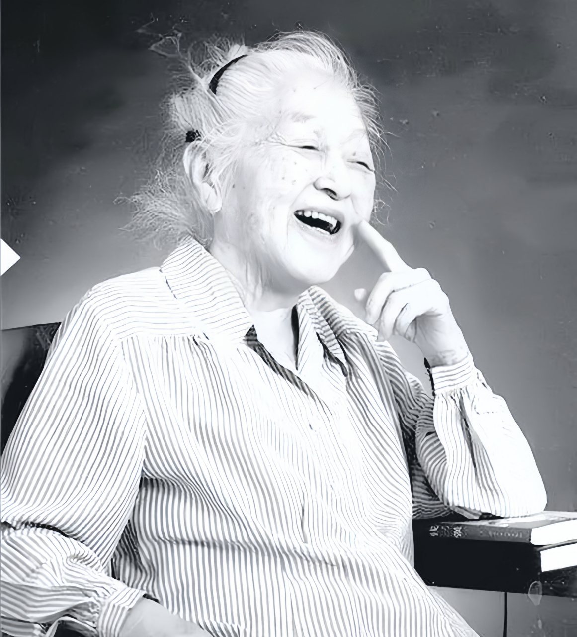 这个白发苍苍,笑得很美的老太太,正是原子弹之父钱三强的夫人何泽慧.