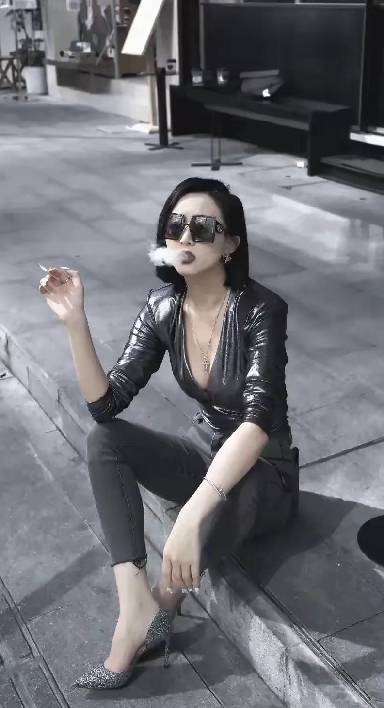 谁说女人抽烟就是社会女