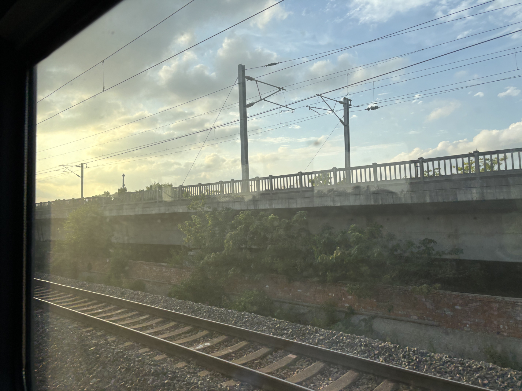 我尤其喜欢在夕阳西下时坐火车,可以一边看窗外的风景,一边感受火车"