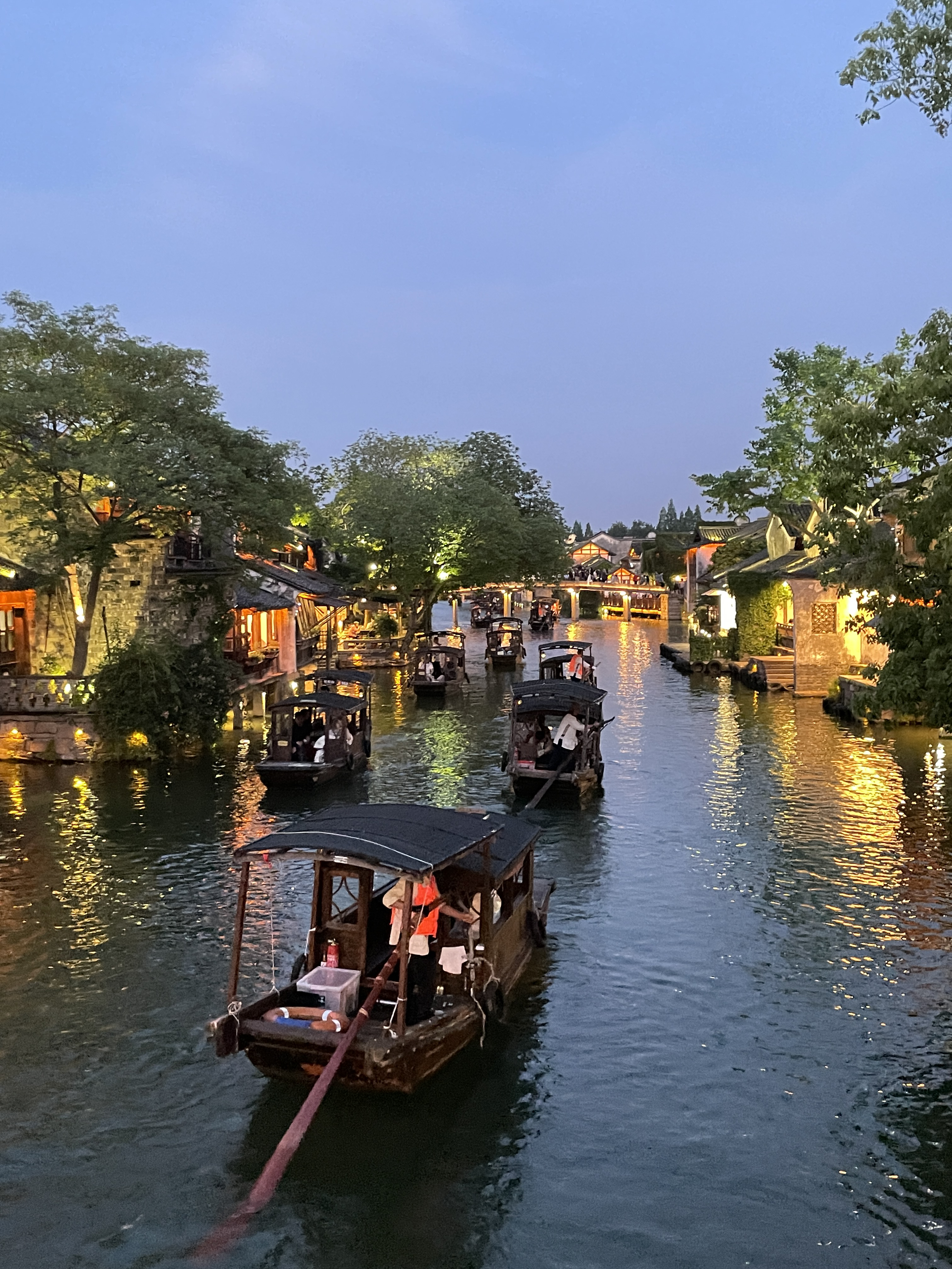 刚从乌镇西栅逛完回来,不仅花了150块门票,还逛废了我一双鞋[泪奔][泪