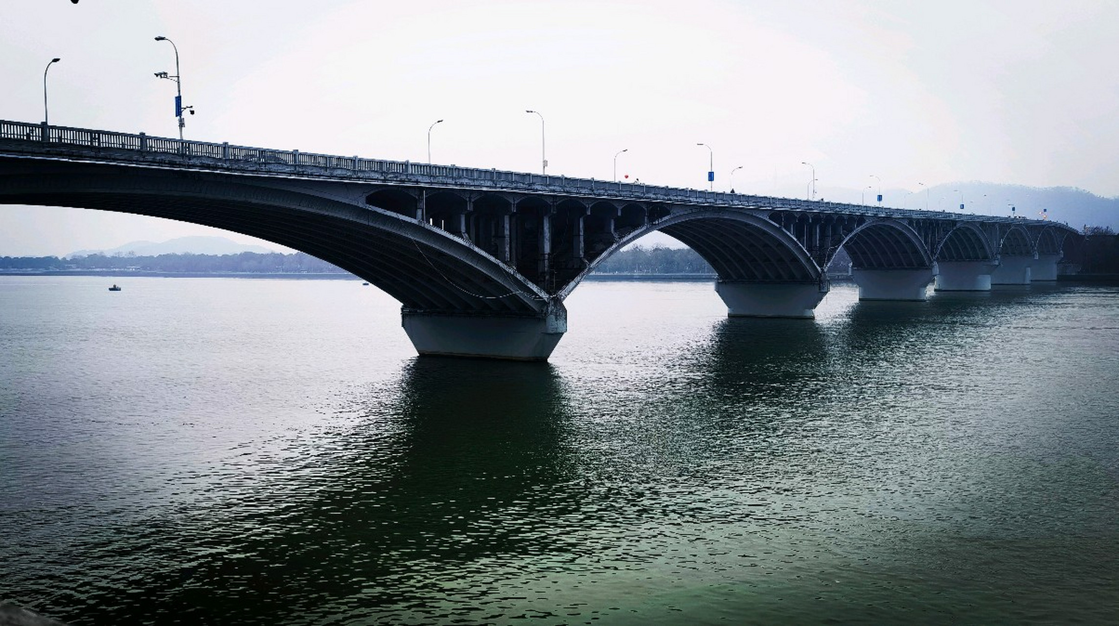 这长沙湘江大桥年代已久,为了保障人行安全应该要给每个桥孔加固才是.