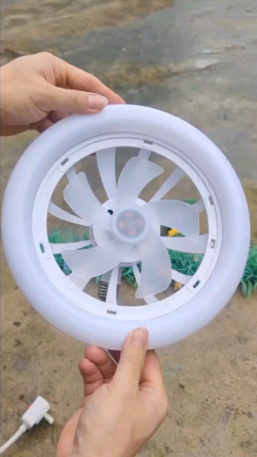 有了这个风扇灯,厨房卫生间再也不怕热了.