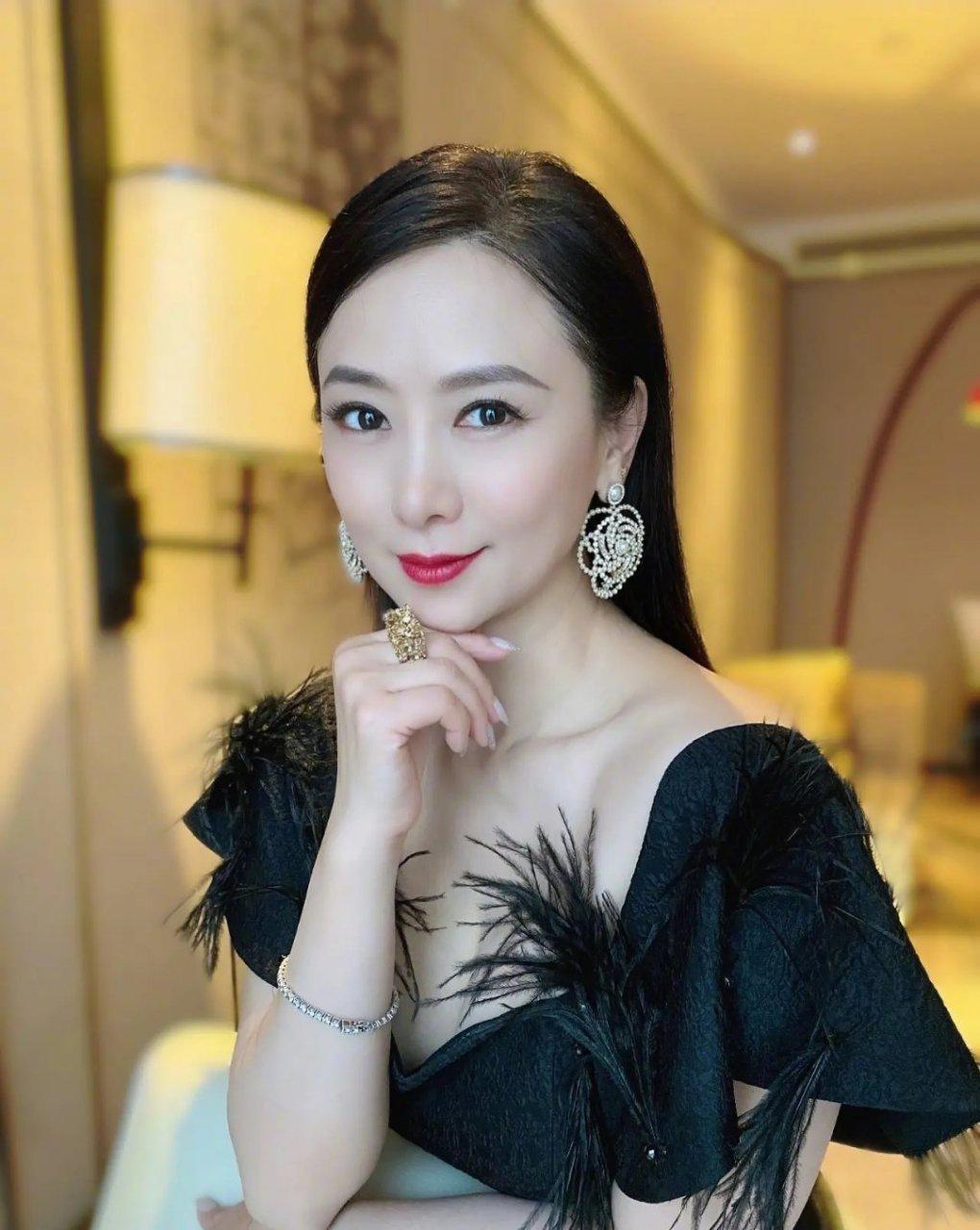 翁虹皮肤保养的很好!