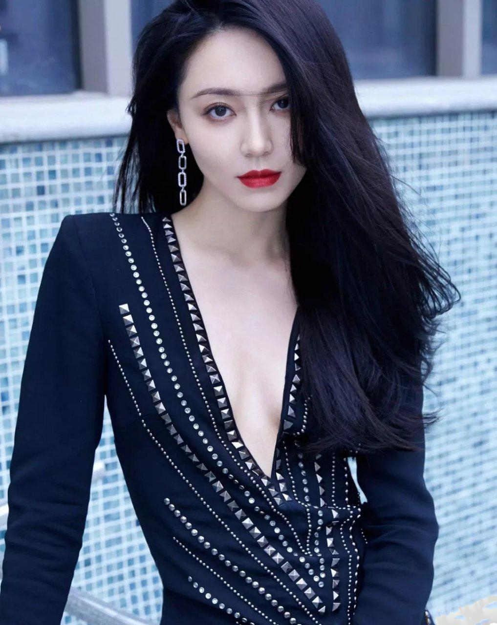 深v柳钉连体短裙黄梦莹