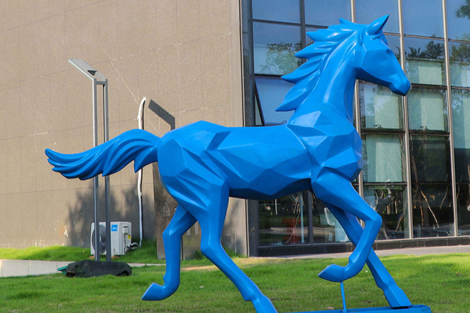 玻璃钢抽象骏马雕塑,流线型切面设计展现非凡立体空间感.