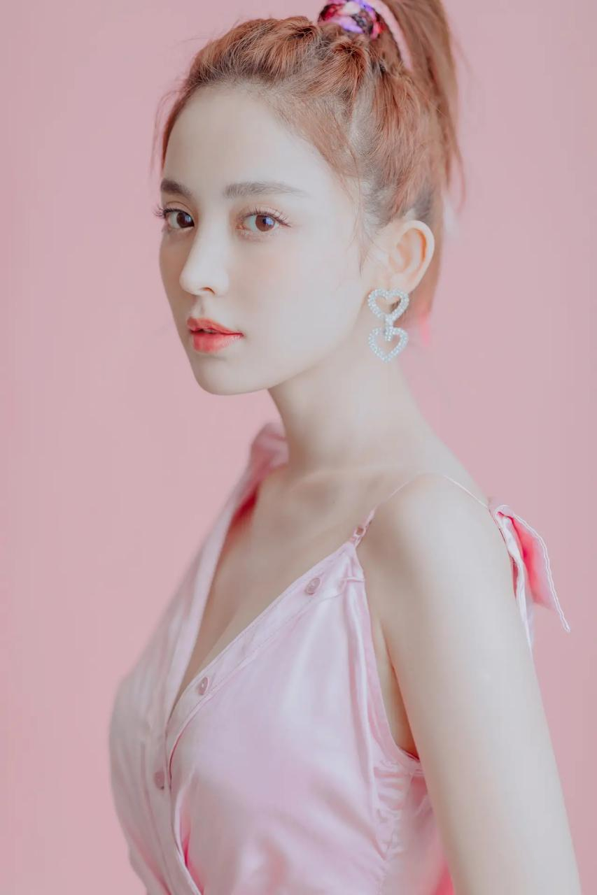 古力娜扎养眼迷人