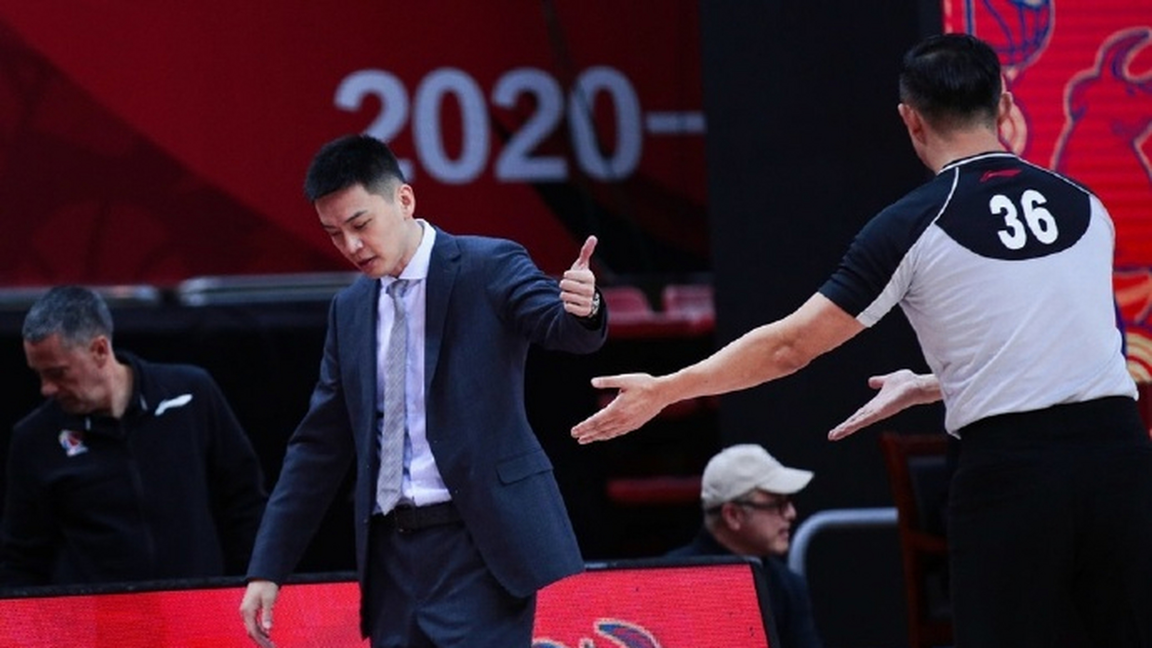 球迷对裁判闫军不满,担忧公正性受损.