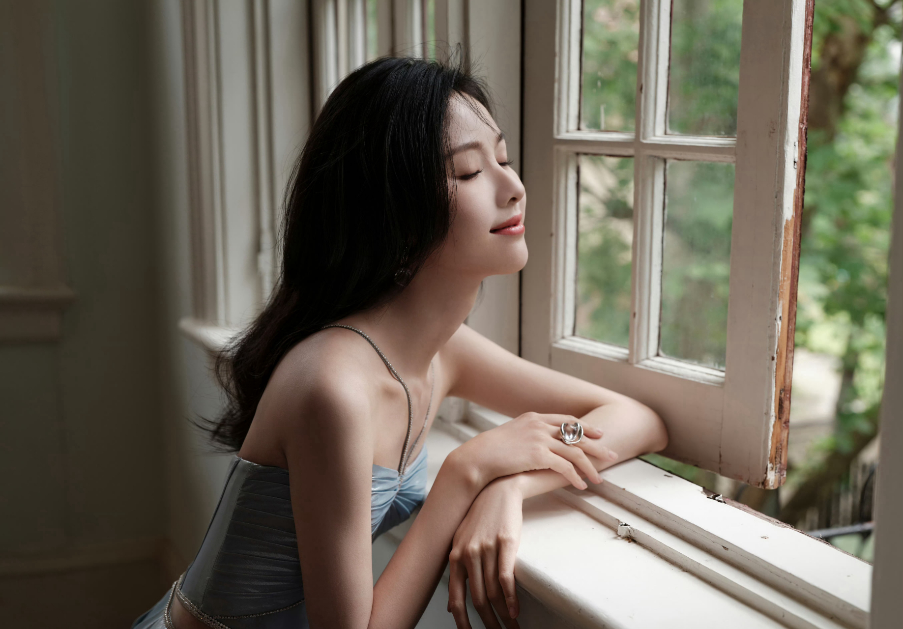 陈都灵吊带抹胸裙神色悠闲