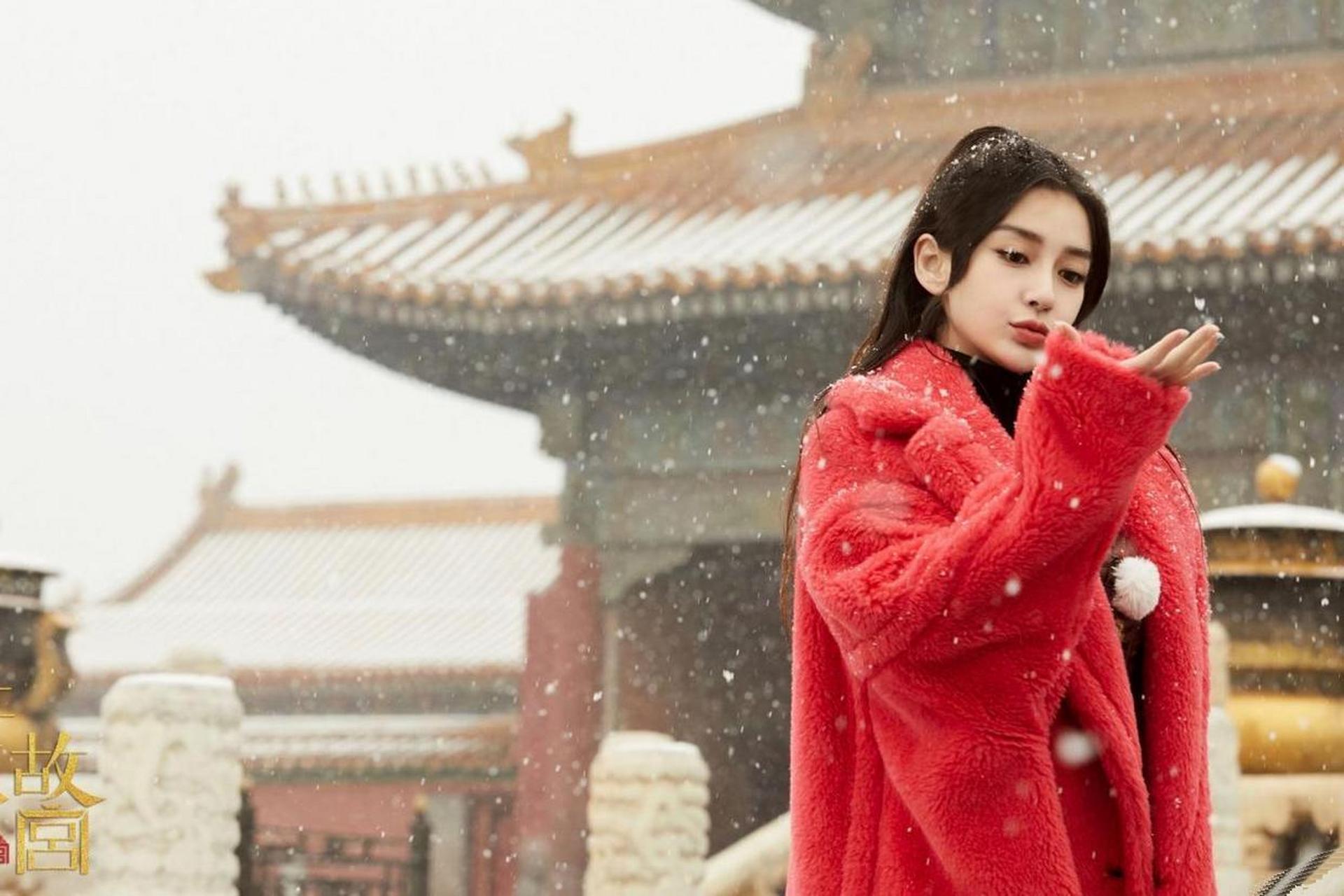 angelababy故宫玩雪照,一袭红衣雪花飞舞,宛如紫禁城里一道美丽的风景