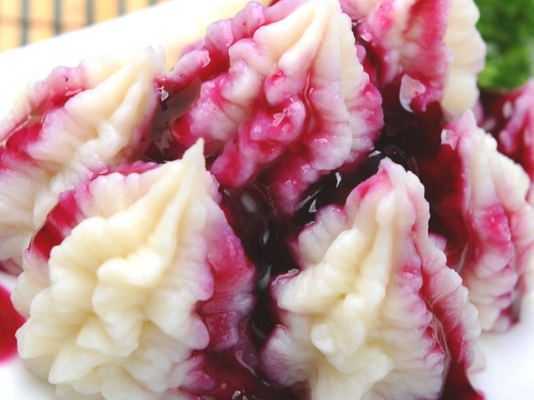 制作酸甜蓝莓山药泥需蒸熟山药捣泥,加牛奶盐调味,浇蓝莓汁;豆沙卷则