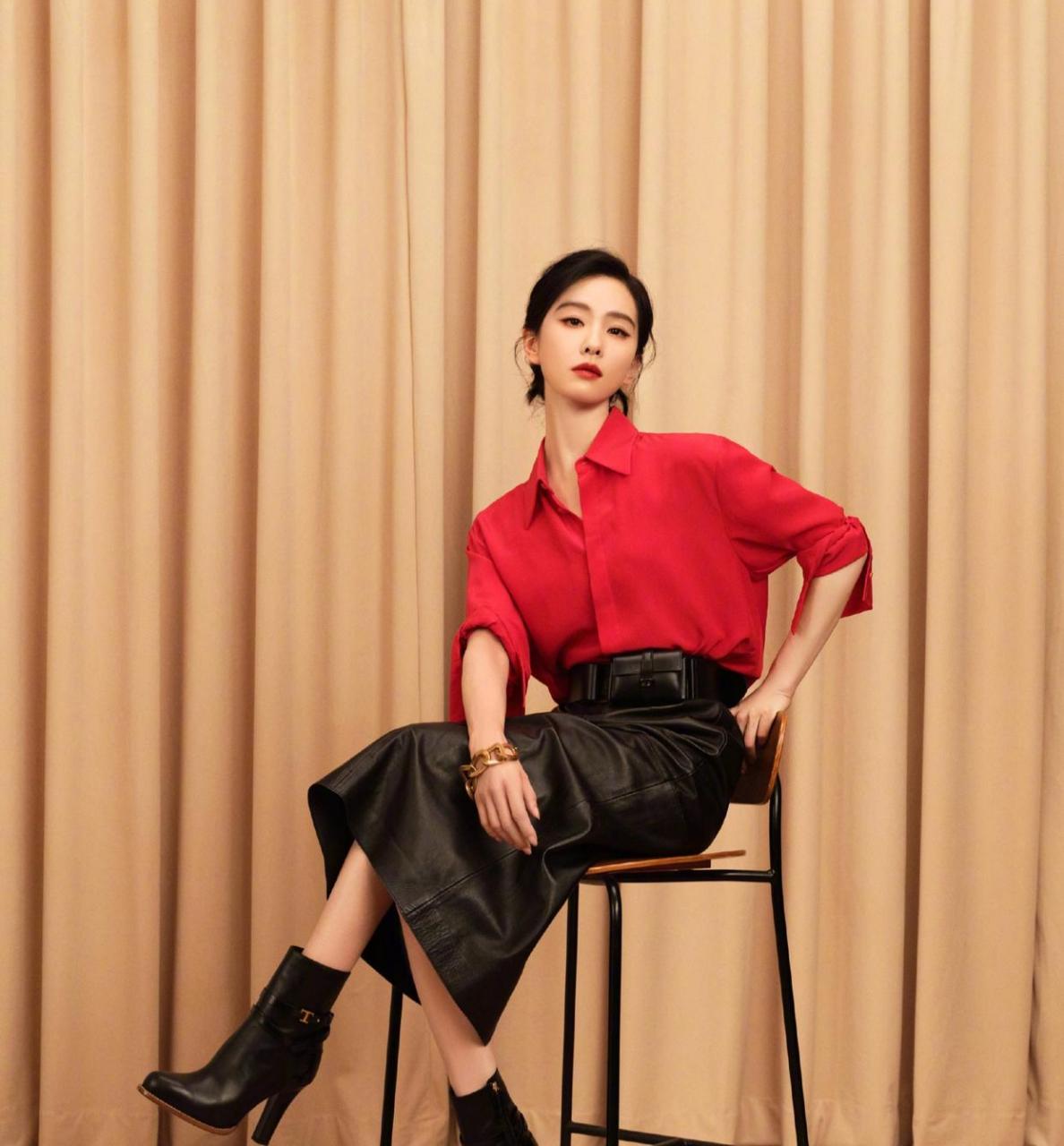 刘诗诗身穿红色上衣搭配黑色半身裙