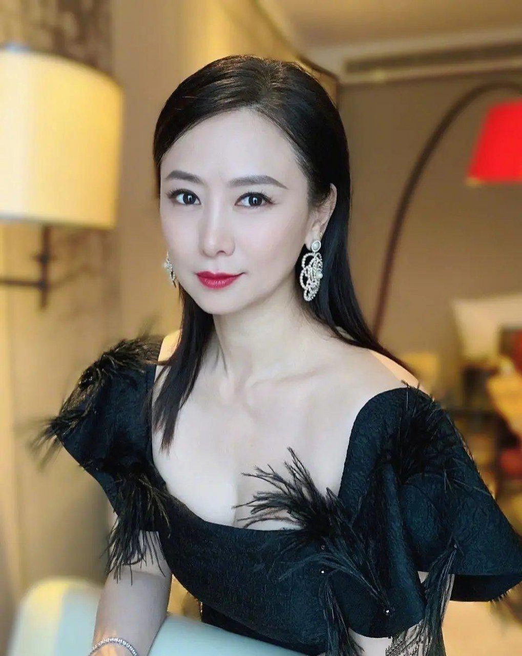 翁虹皮肤保养的很好!