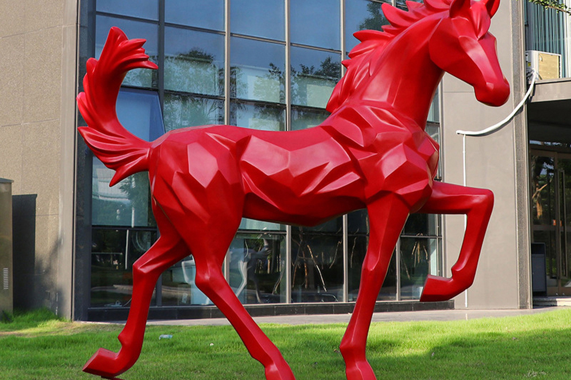 玻璃钢抽象骏马雕塑,流线型切面设计展现非凡立体空间感.