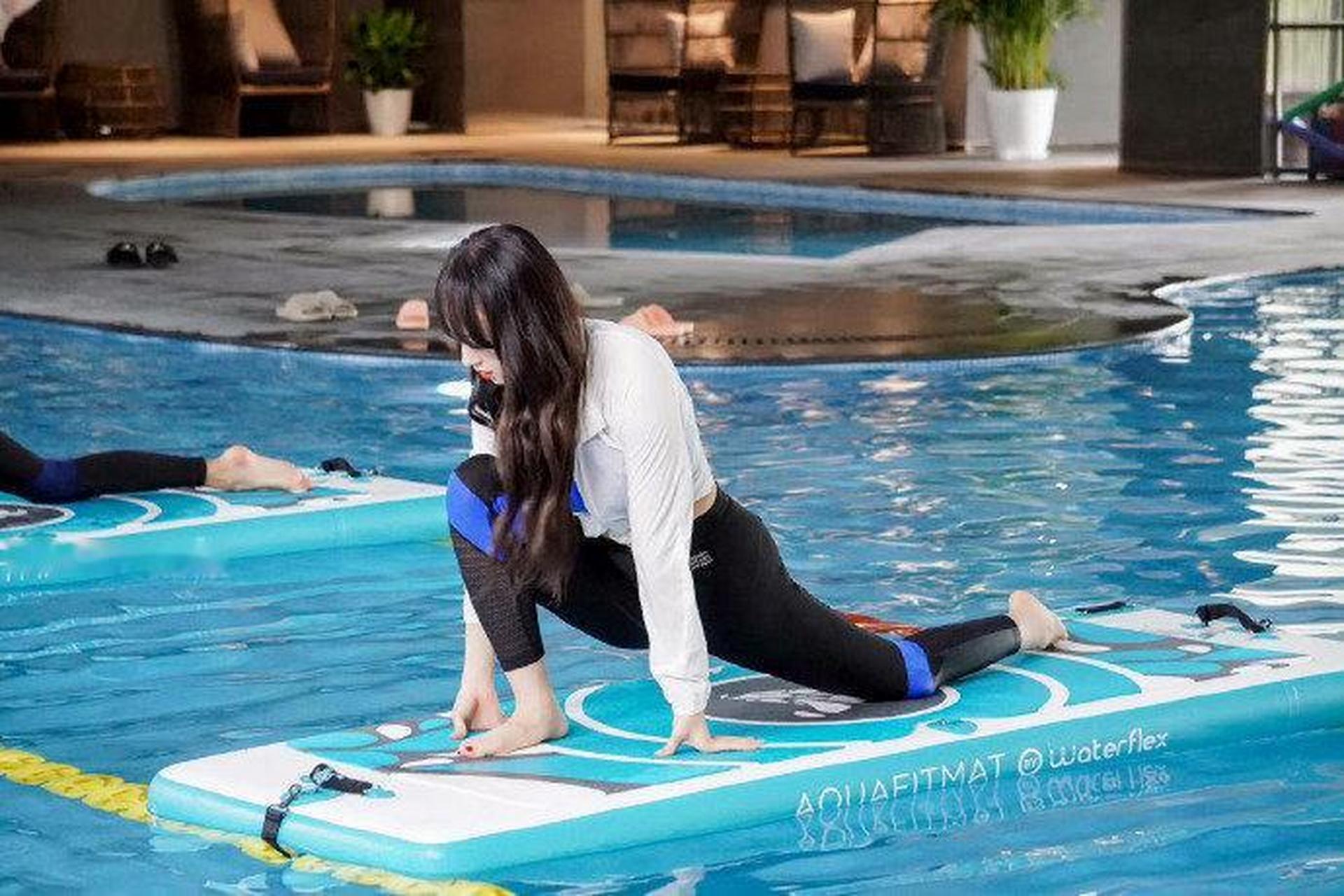 我在刷微博的时候,偶然间发现了程潇水上瑜伽的视频,真的是太美了!