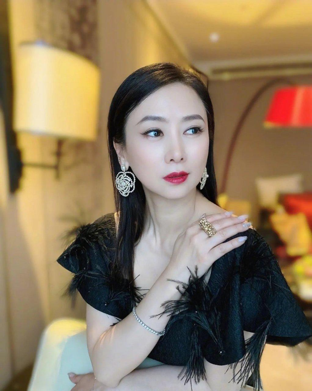 翁虹皮肤保养的很好!