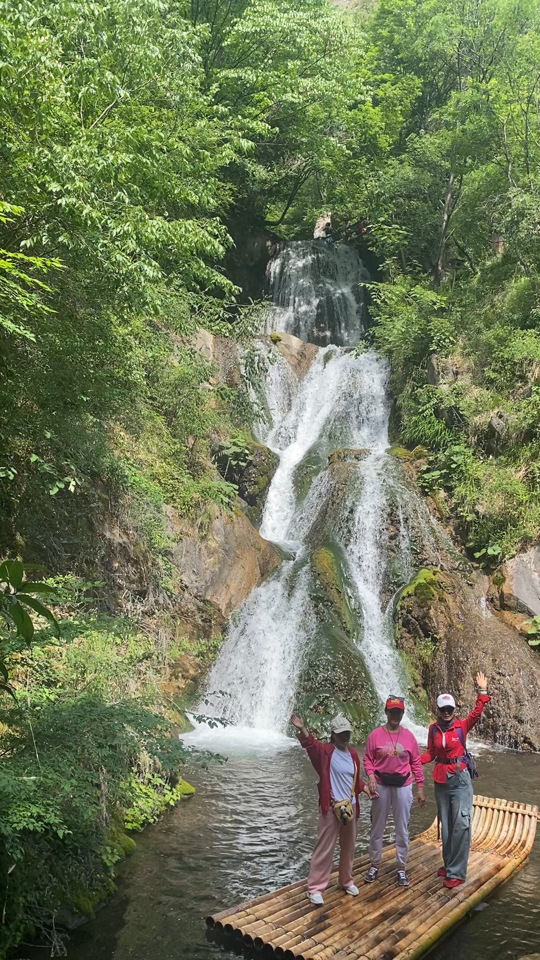 大自然的鬼斧神工,重渡沟里的瀑布太壮观了