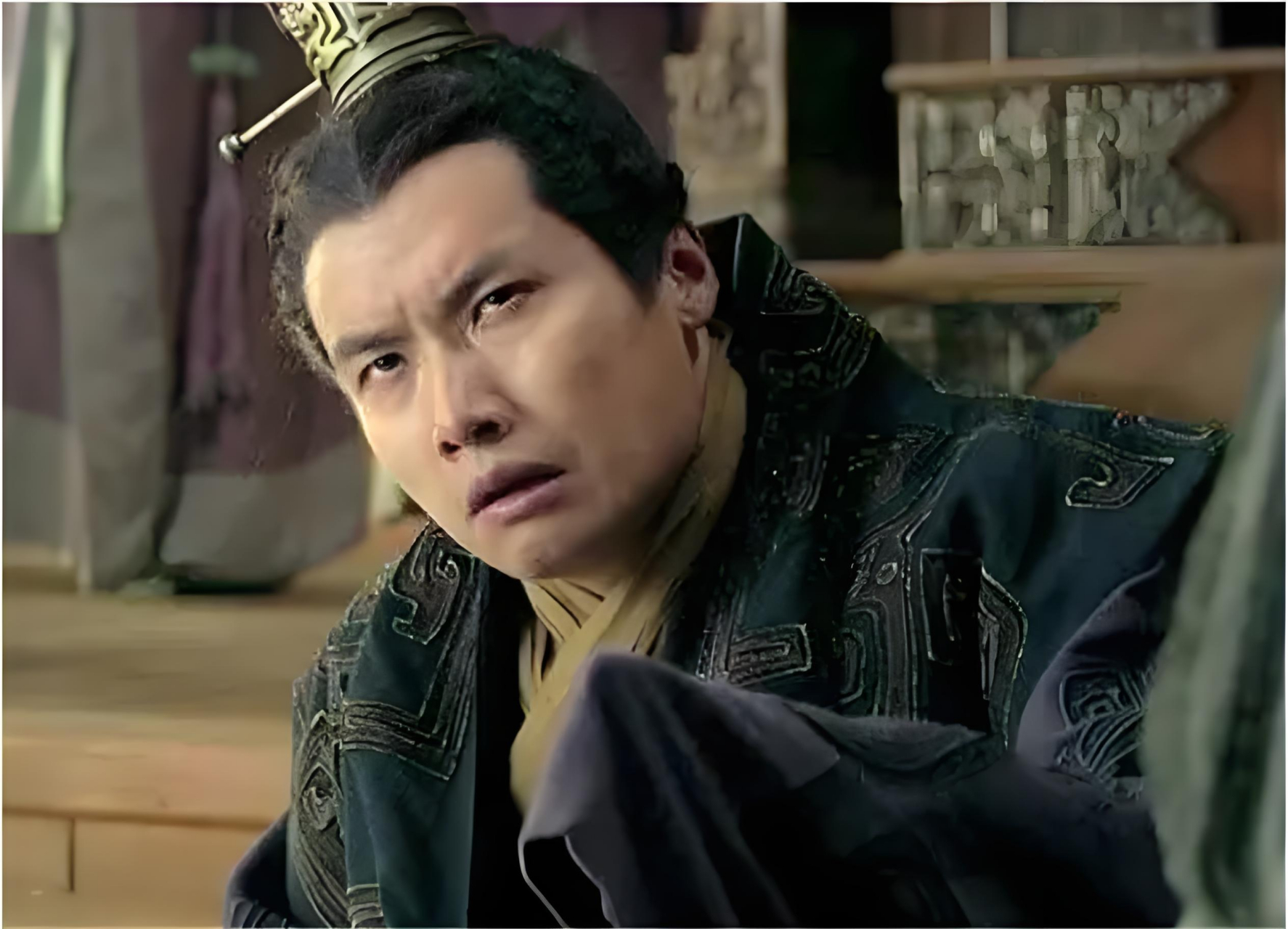 秦二世胡亥有一天突发奇想,准备搞个大工程,给城墙刷上油漆.