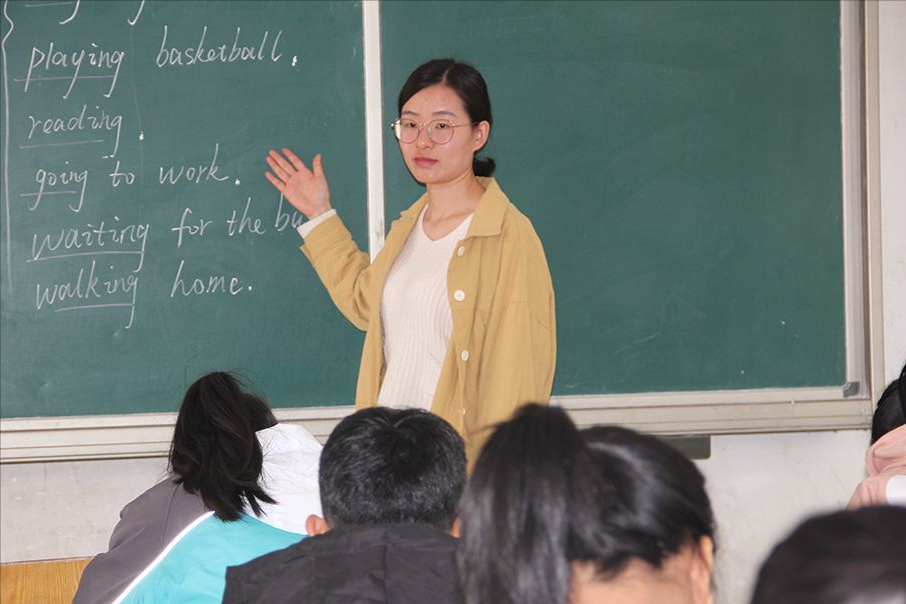 我与高中班主任成同事,她曾处处针对我