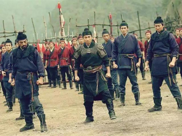 鸳鸯阵总共十一个士兵,队长站在中间,其余的十个士兵分成两排,将队长