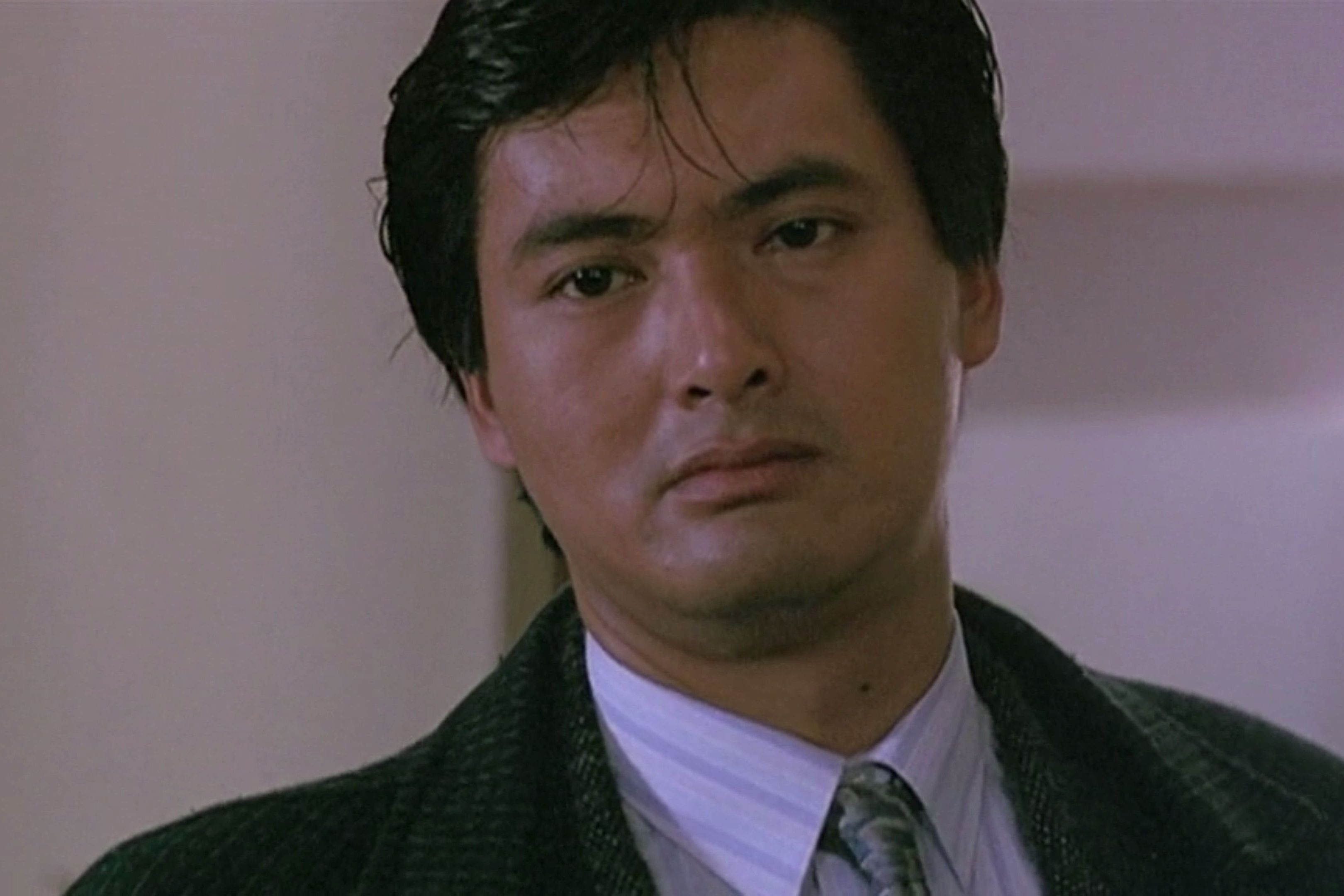 周润发,贫寒龙套逆袭华语影坛巨星!《英雄本色》等佳作屡获殊荣.