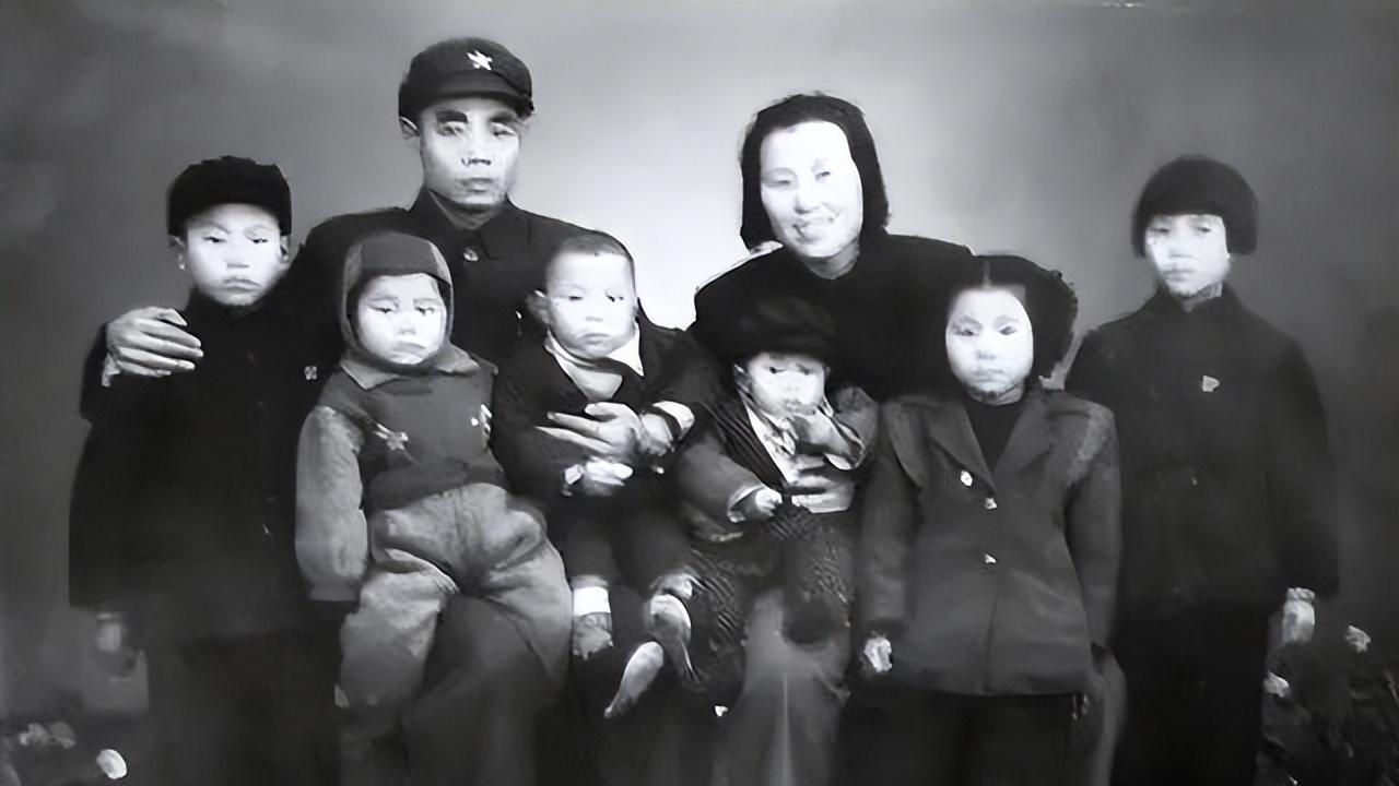 1955年吴信泉被授中将军衔,妻子为他打抱不平,吴:不要讲这些