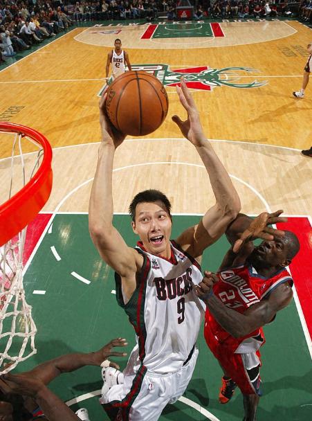 易建联:27岁娶巴西足球宝贝,36岁退役,俩儿子国籍遭网友热议!