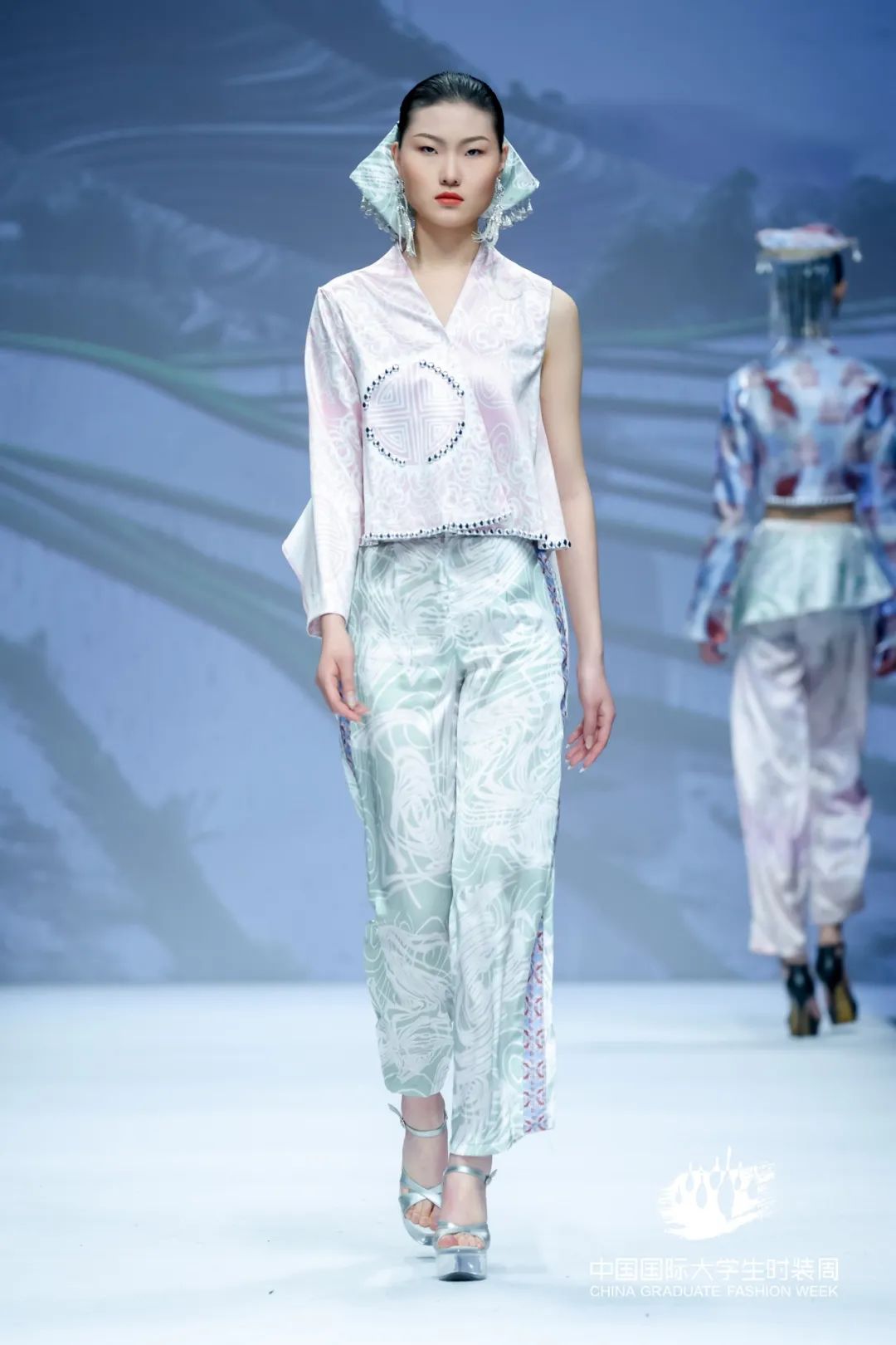 新面孔模特助力中国国际大学生时装周云南艺术学院