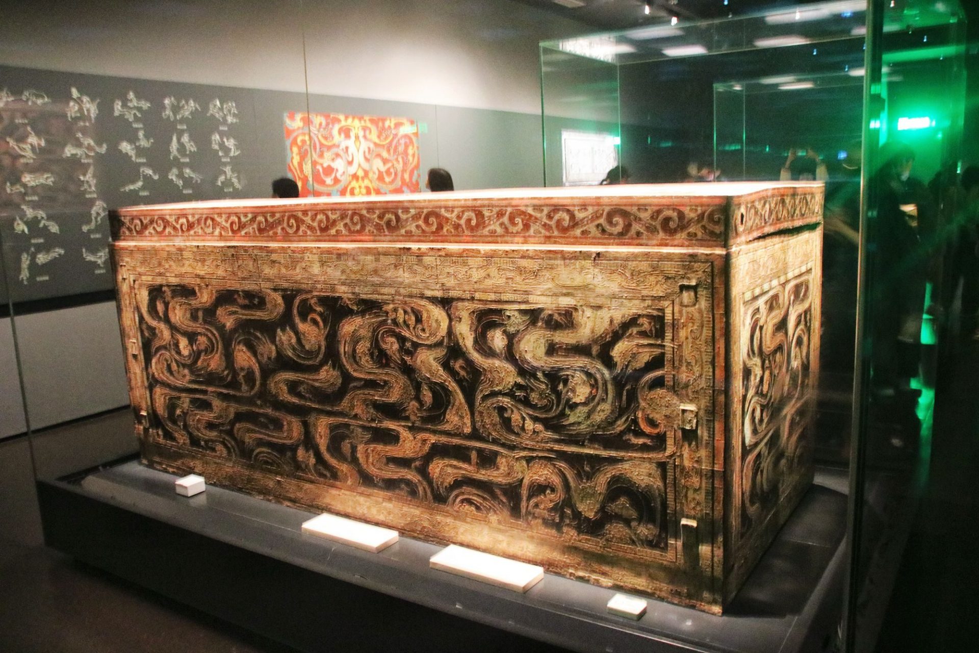 大禾人面纹方鼎,蝉翼素纱单衣震撼亮相.