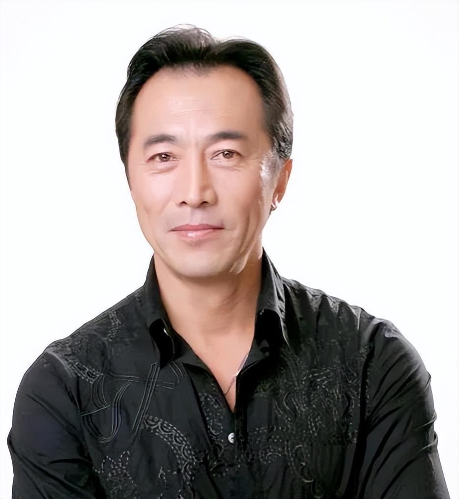 2000年,郑晓宁在拍摄电视剧的时候遇到了演员林海海.