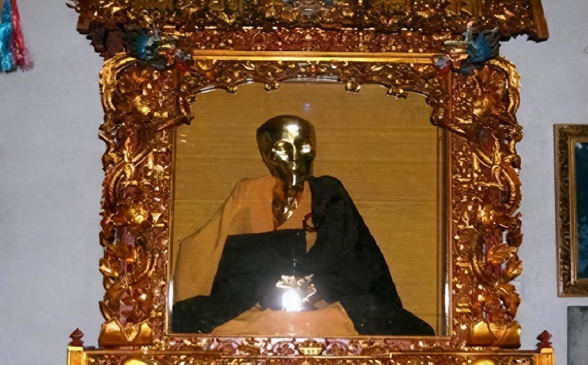 唐后"肉神佛"现象再现,安徽九华山仁义师太成首尊女肉身菩萨.