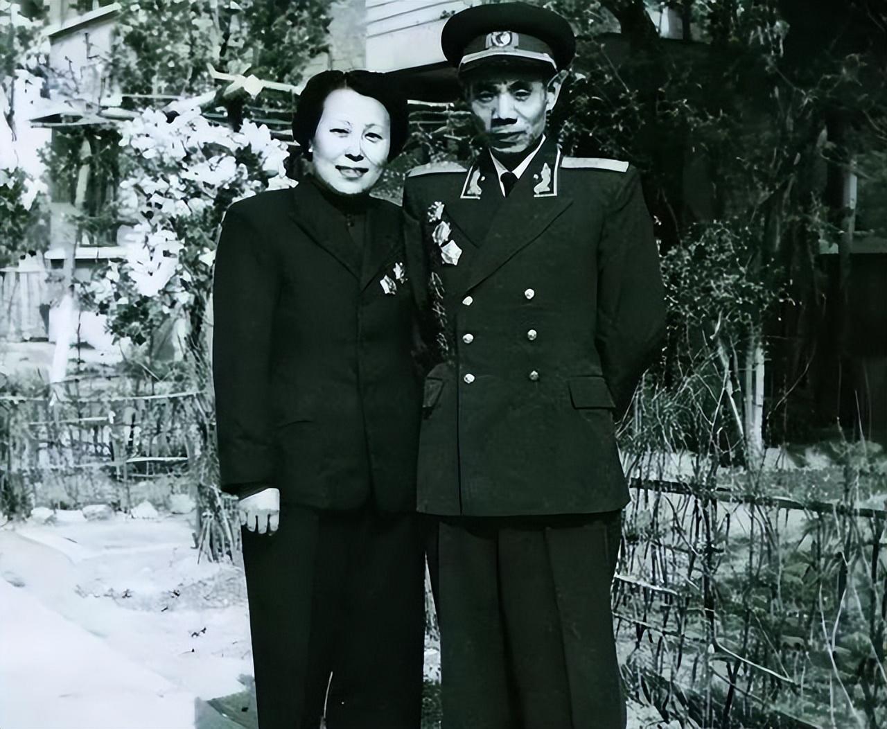 1955年吴信泉被授中将军衔,妻子为他打抱不平,吴:不要讲这些