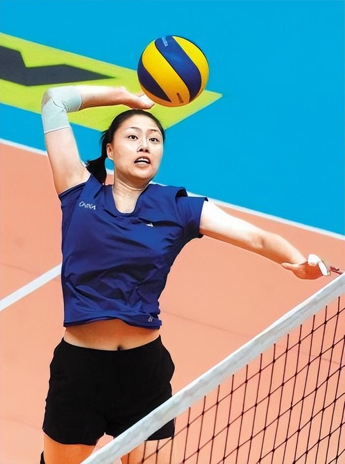 郎平爱徒嫁大16岁美国富豪,在网上频频炫富,冬天"赤身"滑雪