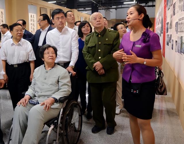 李讷晚年相貌越来越像伟人,买车时老板不肯收钱,她如何解决?