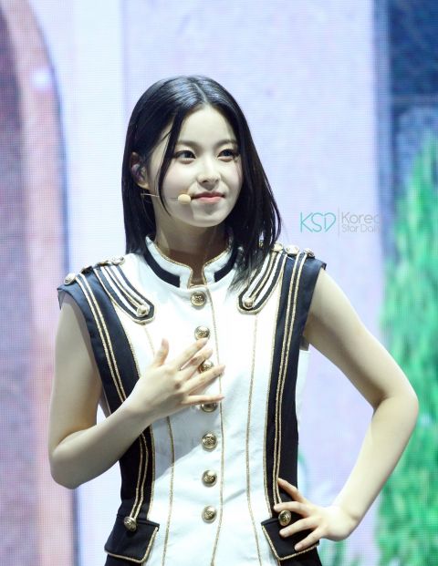 人气女团nmixx完美演绎,超高难度中文歌「第一天」掀高潮!