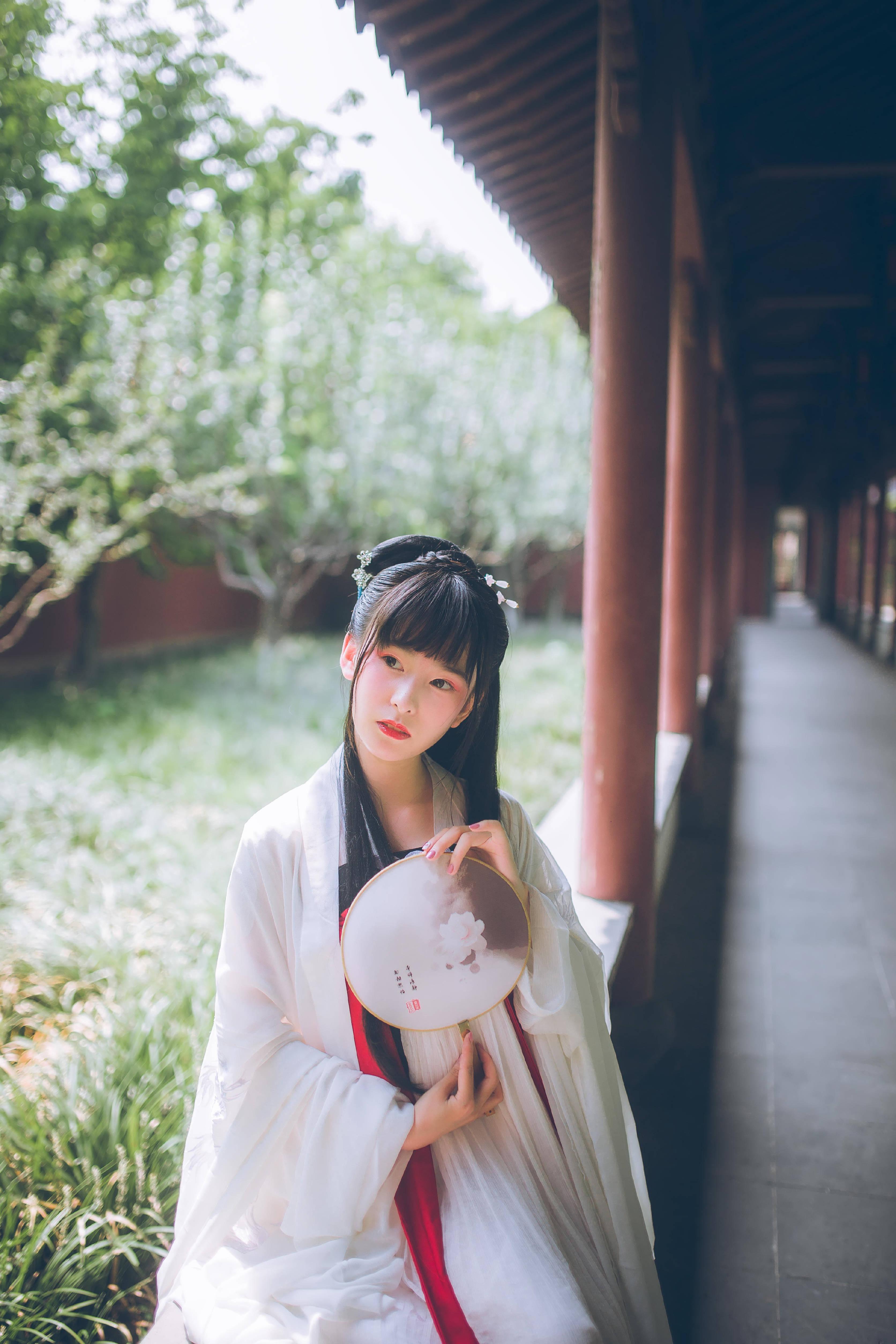 有一次,她在我们家门口扔了一枚燃烧弹,被邻居及时发现而幸免于难.