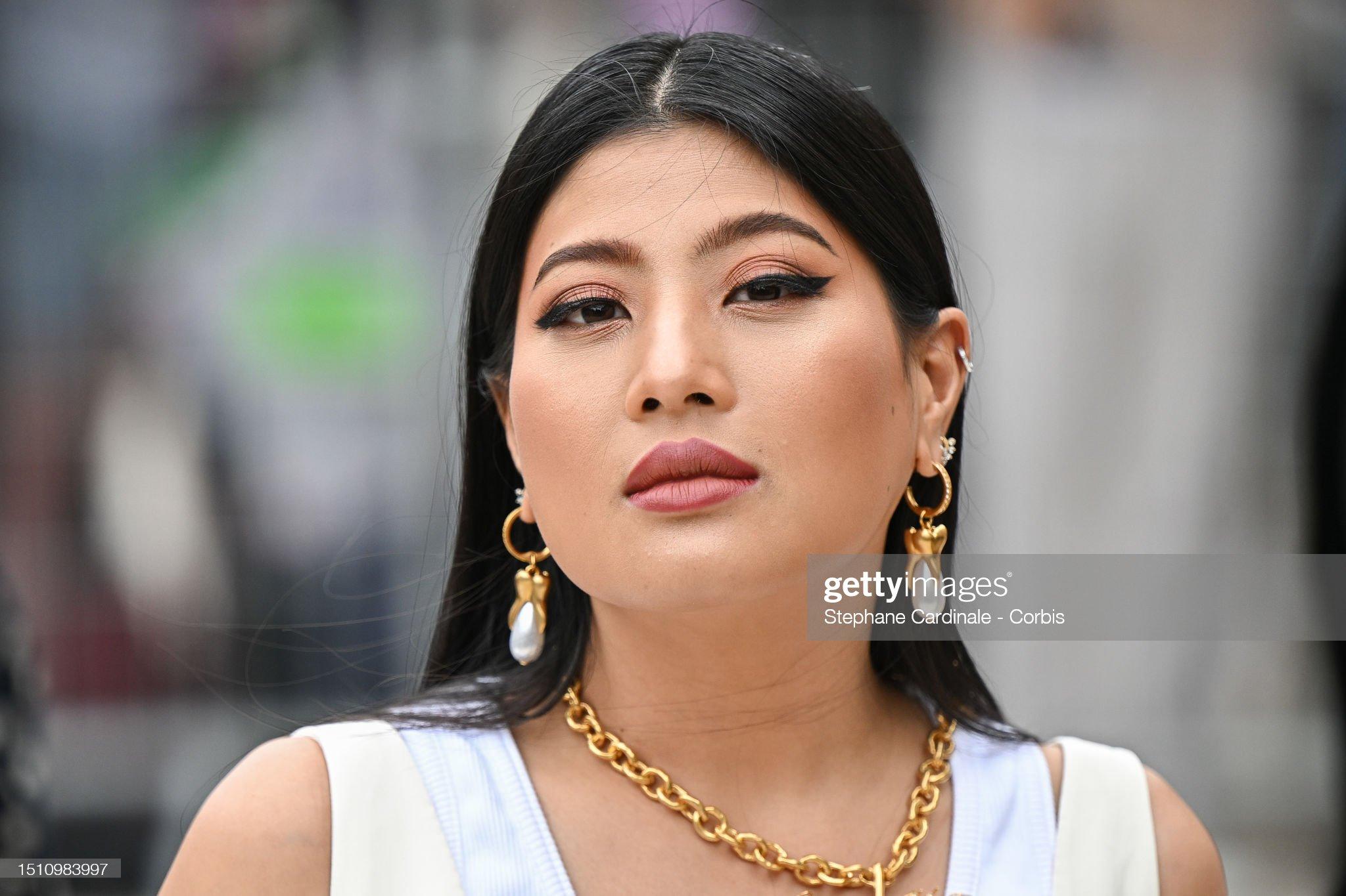 泰国思蕊梵小公主现身巴黎秀场,白色套装简约利落,超常发挥