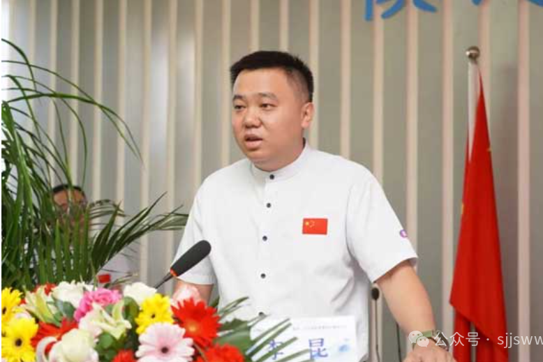 李昆首次亮相作为振东制药董事长,其父李安平卸任并分享创业史.