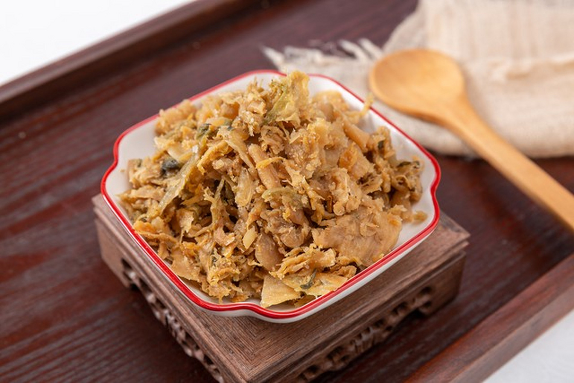 潮汕冬菜是重要调味料,常用于潮菜,汤品和粥类.