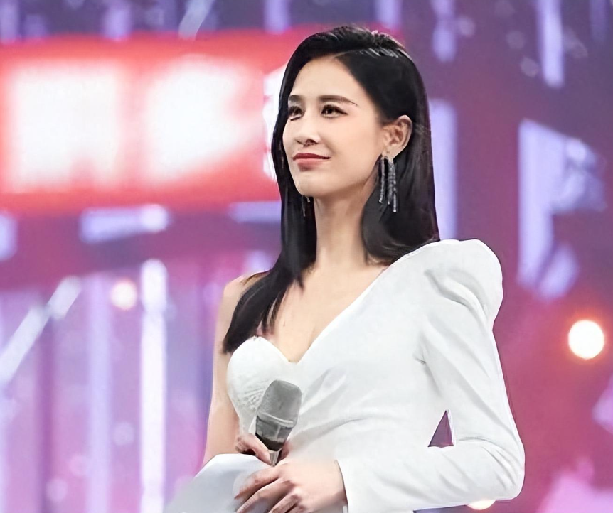 千禧年的时候,刘德华被东北大佬刘涌邀请前往当地进行商演,并约定好