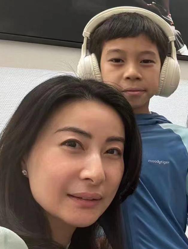 郭晶晶带娃坐高铁看展,仨儿女近照曝光,霍中妍长相引发网友热议